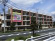 四階建ての施設。大きな道路に面しており、交通の便も便利である。街中にある施設であるため、活気があふれている。