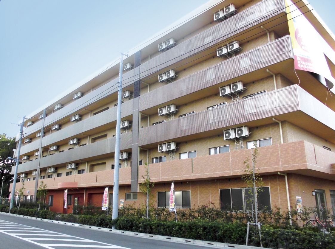 ５階建ての大型施設である。壁色はブラウン調で統一され、落ち着いたデザイン。施設の目の前は道路になっている。