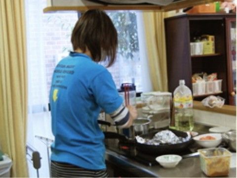 入居者様に提供する毎日の食事を手作りしているスタッフ