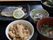 魚料理がメインになり、その他に小鉢が2品と、ご飯汁物がある。偏りのないようバランスの取られたものになっており、魚にはレモンも添えられている。