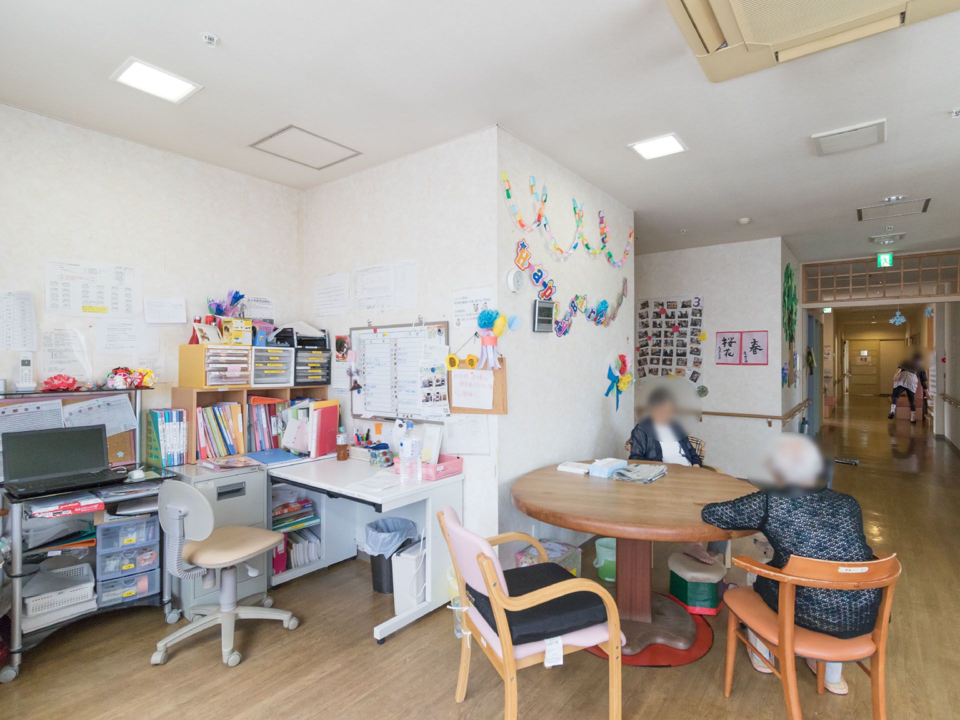団欒室には椅子とテーブルがあり、職員が仕事をするための一角も設けられている。職員が周りの様子を伺いながら仕事をするスペースがあるのが特徴。