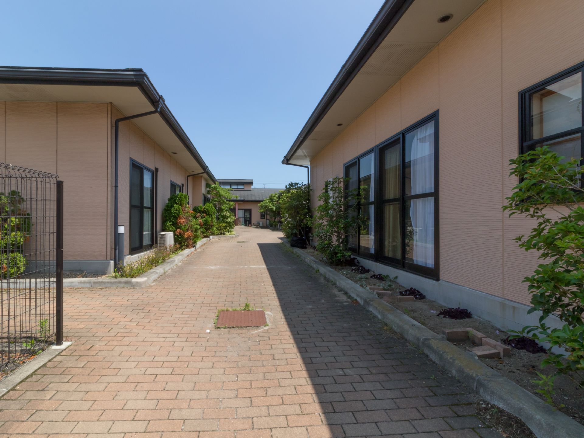 敷地内はレンガが敷き詰められており、車椅子での移動も問題ないように作られている。建物自体は薄い茶色で統一されており、落ち着いた印象を与える。