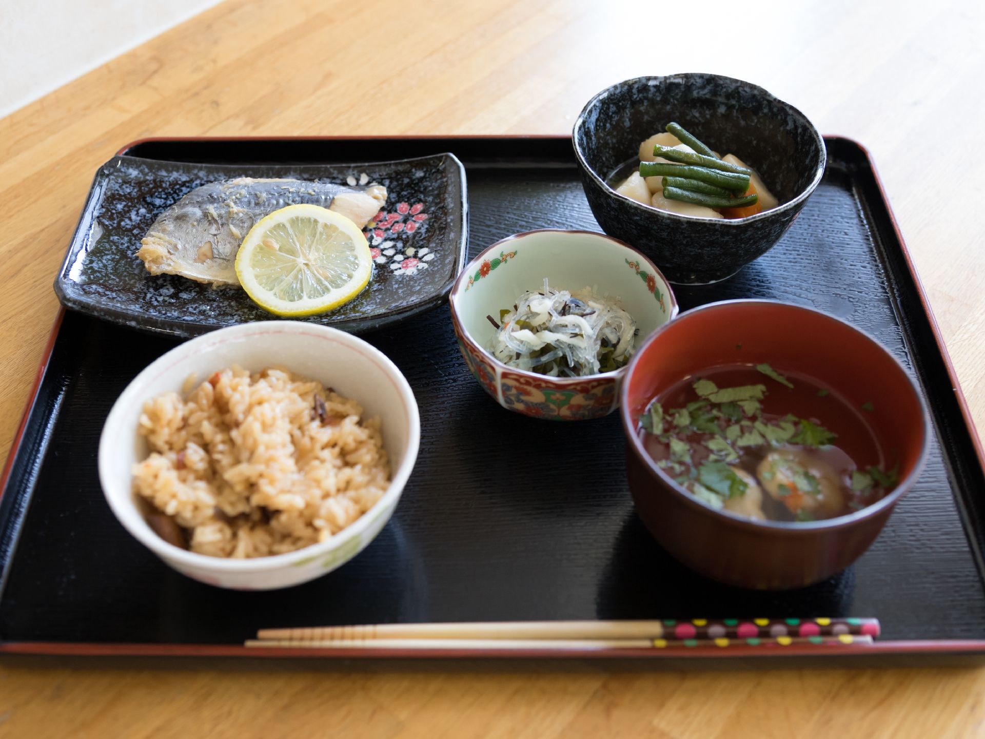 メインの魚料理の他に、小鉢が2品。その他にご飯と汁物が用意されている。無理のない量で、偏らないようバランスも取られている。