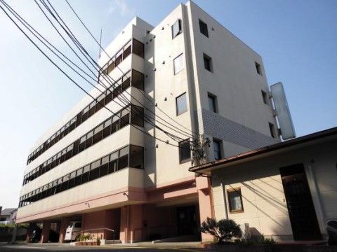 がっしりとした造りの5階建ての建物で、一階部分は主に駐車場となっている。日当たりもよく快適な生活が送れる。