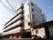 がっしりとした造りの5階建ての建物で、一階部分は主に駐車場となっている。日当たりもよく快適な生活が送れる。
