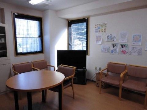 アットホームな雰囲気の共有スペースには、椅子や机、テレビが配置されており、入居者様の団らんの場として使える。