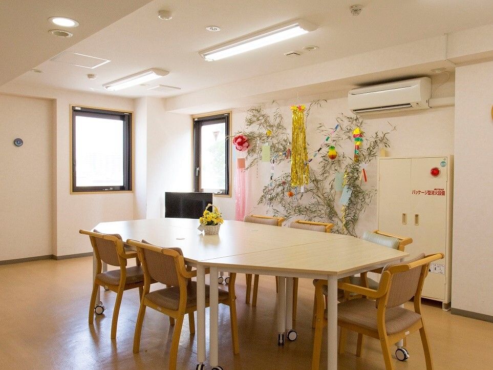 入居者様が作製したタペストリーが飾られている共有スペースは、おしゃべりしたり憩いの場として使うことができる。