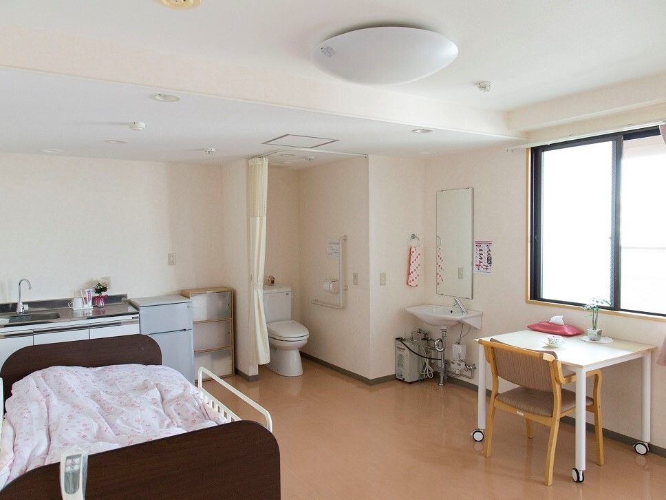 キッチンが設置された、ゆとりのある清潔感のある居室