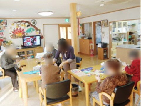 広々とした共有スペースで行われている、さまざまなレクリエーション