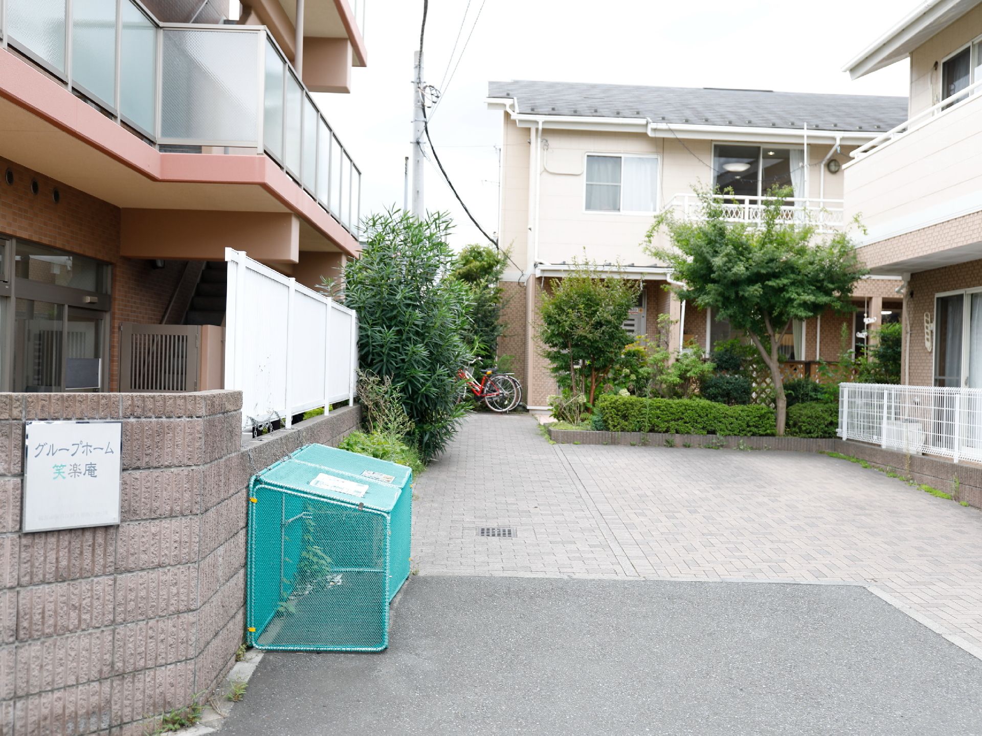 近くにある住宅と比較しても、ほぼ同じ雰囲気の施設建物。住宅地の中で周囲と溶け込んで、馴染んだ情景となっている。