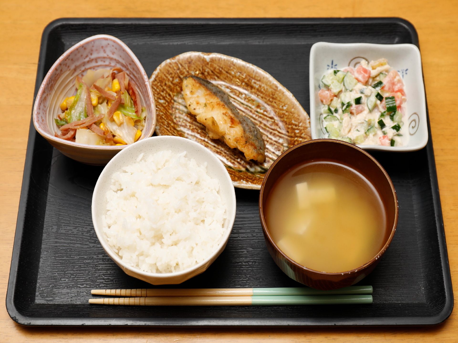 一汁三菜の栄養のバランスを考え、季節の食材を使った食事。施設内で作られるため、出来たてが提供できる。