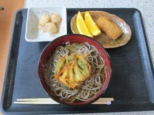 天ぷらそばといなり寿司のセット
