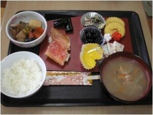 黒豆や栗きんとんなどのおせち料理が盛られたイベント食
