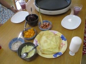 ホットプレートとお皿に盛り付けられたクレープの材料