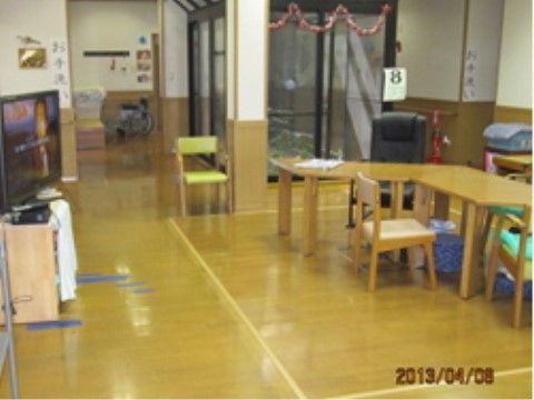 バリアフリー続きでリビングへと入ることができる。歩行器や車椅子をご利用の方も安心して移動していただける。
