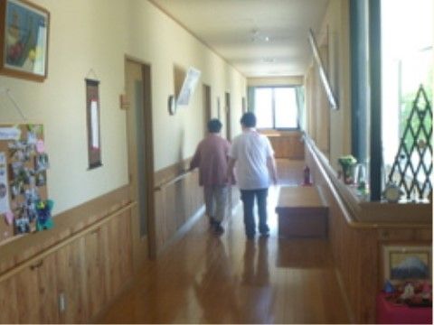 施設内の廊下は、広く段差のないフローリングの床である。車椅子をご利用の方同士がスムースにすれ違うことができる。