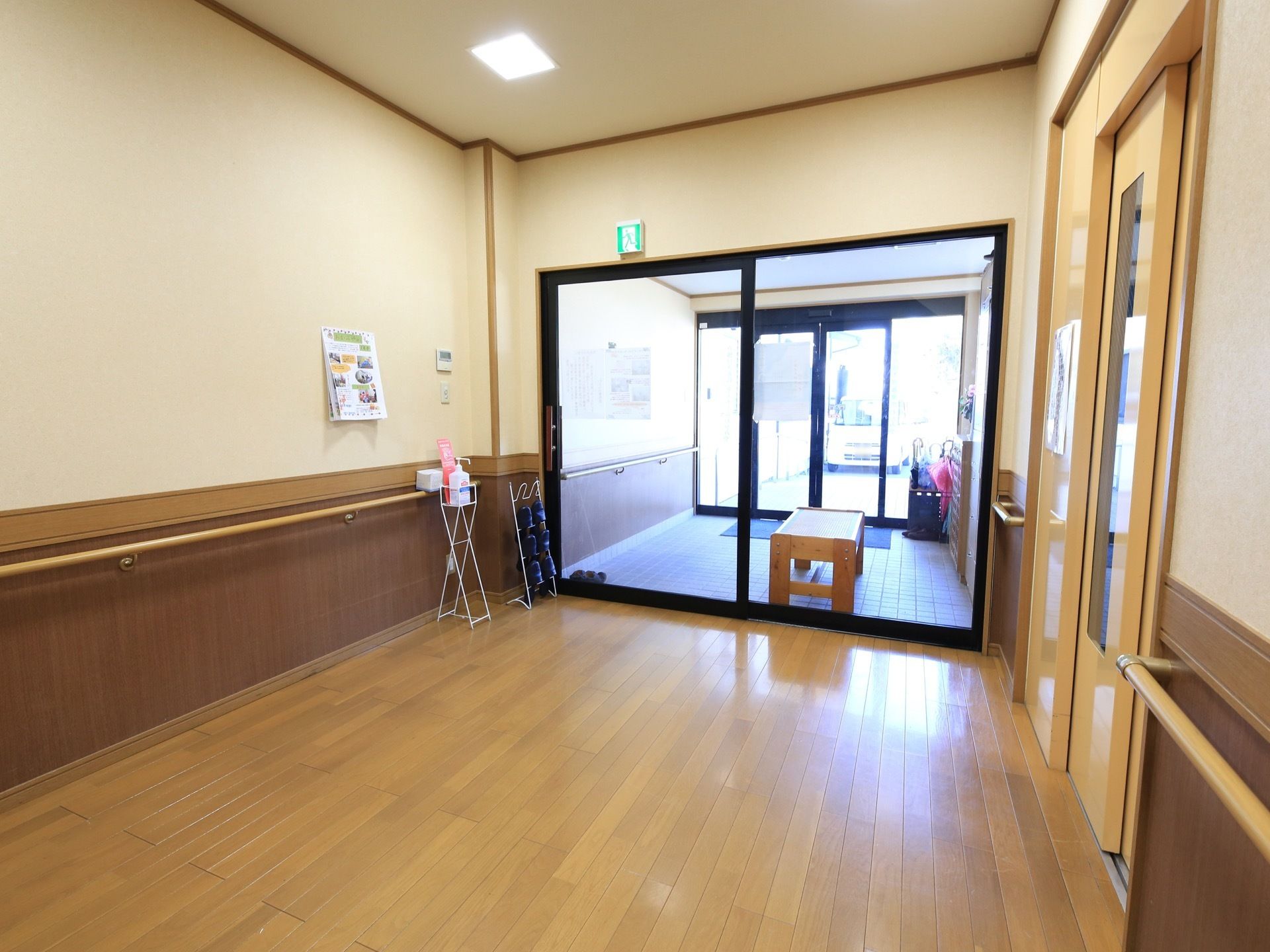 間口の広いガラスサッシ扉が設置され、幅広く設計された廊下である。壁の両サイドには、手すりが取り付けられている。