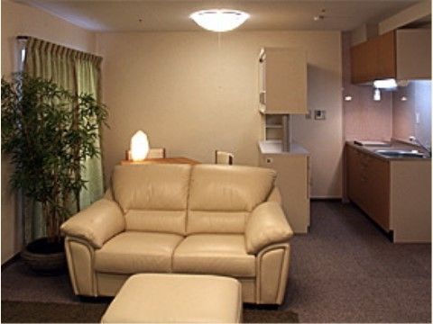 ゆったり座ってくつろぐことができるソファが設置された、ゆとりある居室