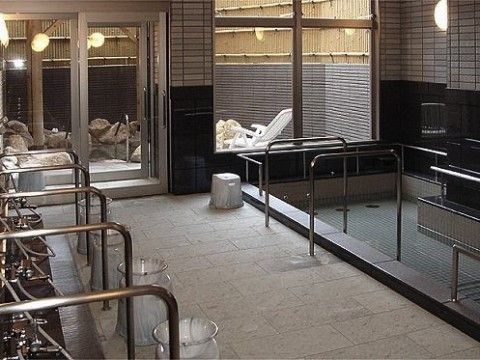 足を伸ばしてお湯に浸かることができる、大きな浴槽が設置された浴室