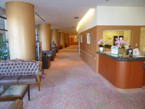 当施設ではエントランスにコンシェルジュを置いており、来訪者様の受付のほか、入居者様の日々のご相談もお受けしている。