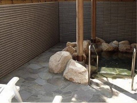 当施設には野外でのご入浴をお楽しみいただける露天風呂が完備されている。ラジウム鉱泉の温泉で日々の疲れを癒していただける。