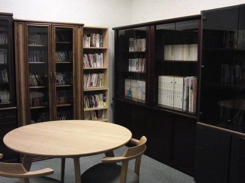 読書がお好きな入居者様に人気の図書室には常時、多数の本をご用意している。さまざまなジャンルの本をお楽しみいただける。