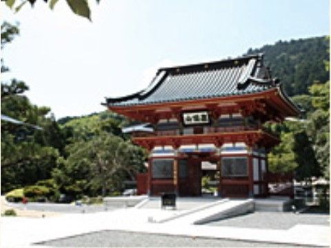自然豊かな地域にある当施設の近くには、紅葉が綺麗なお寺がある。外出しやすく、観光をお楽しみいただける便利な住環境である。