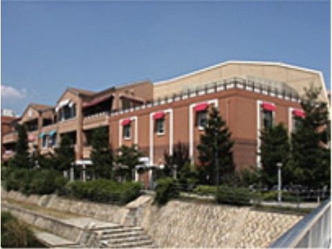 お店が多数入ったおしゃれな大型の複合施設が近辺にあり、お散歩したりご家族でお食事にお出かけになるなど、楽しくお過ごしいただける。