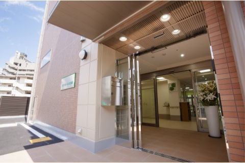 自動ドアが設置された、大きな屋根のあるエントランススペース