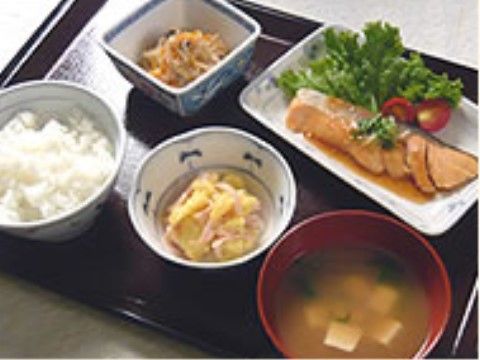 煮魚をメインメニューとした、施設で楽しむことができる食事