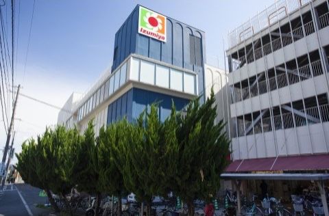 施設の徒歩圏内に商業施設があるため、気軽に行くことができる。道には木が植えられており、緑を楽しむことも可能。