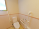 明るい介護施設のトイレ空間