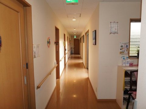 かしま湧水苑の廊下。長く続く廊下には手スリが設置されている。