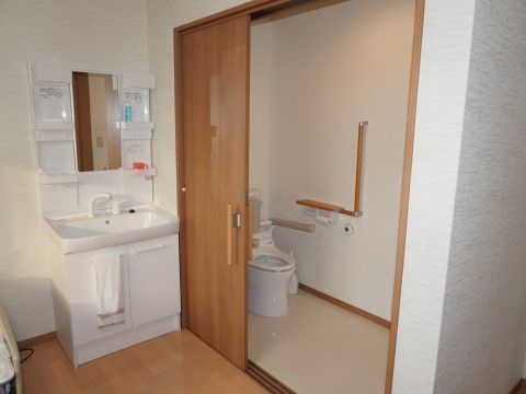 かしま湧水苑のトイレと洗面台。トイレは車いすの方も移動しやすい作り。