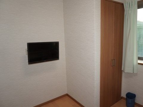 かしま湧水苑の居室。居室にはテレビも完備している。