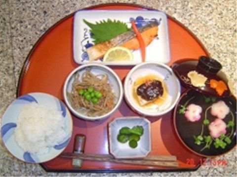 グラート大今里の食事。お膳和食が並ぶ。