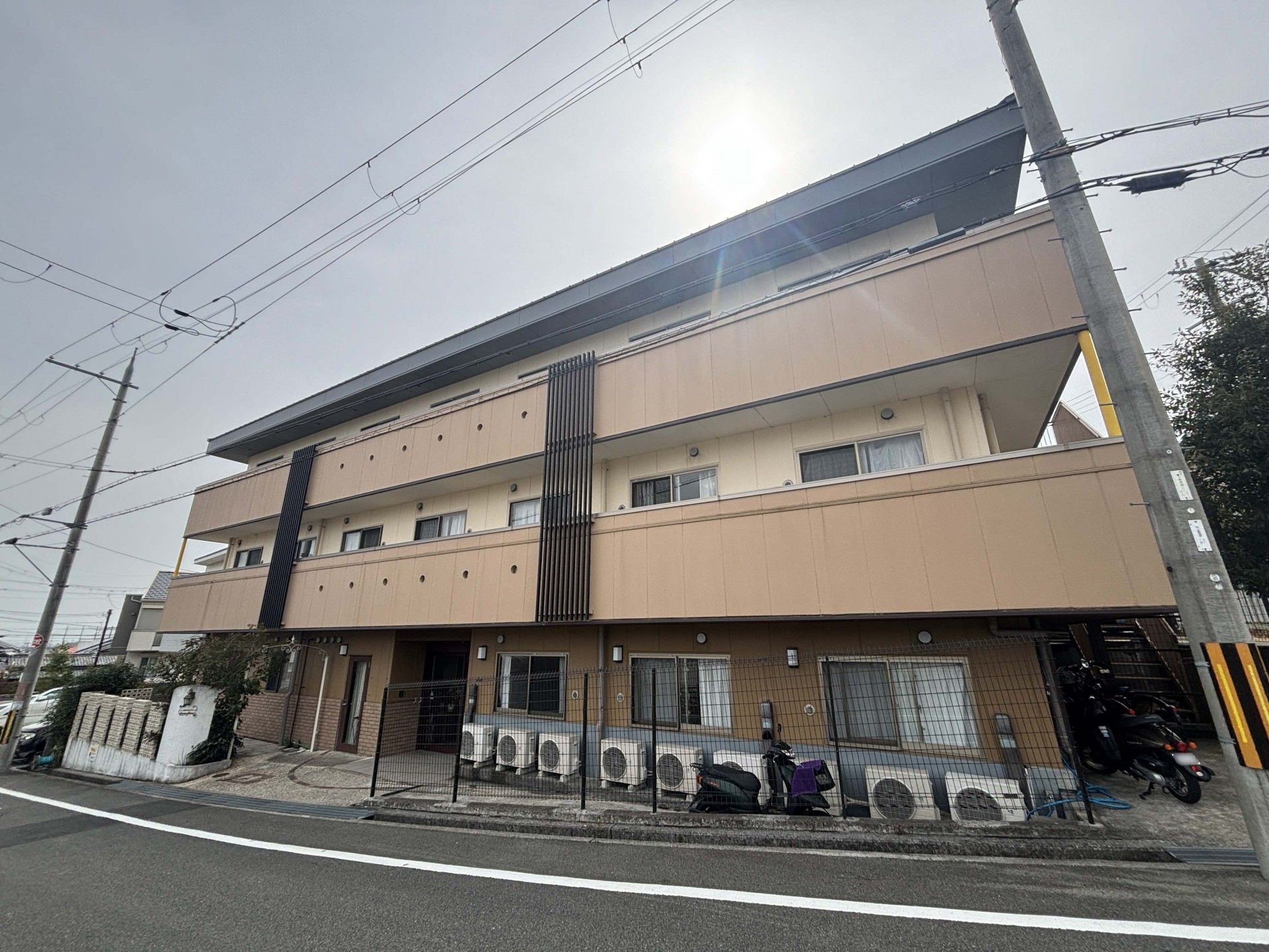 三階建ての建物外観