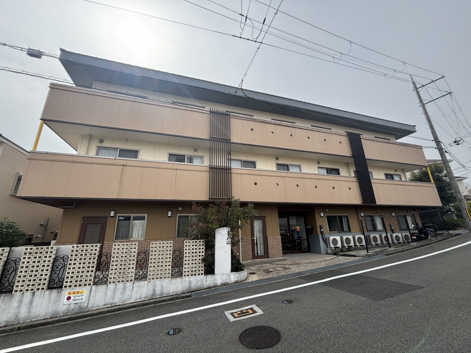落ち着いた外観の建物