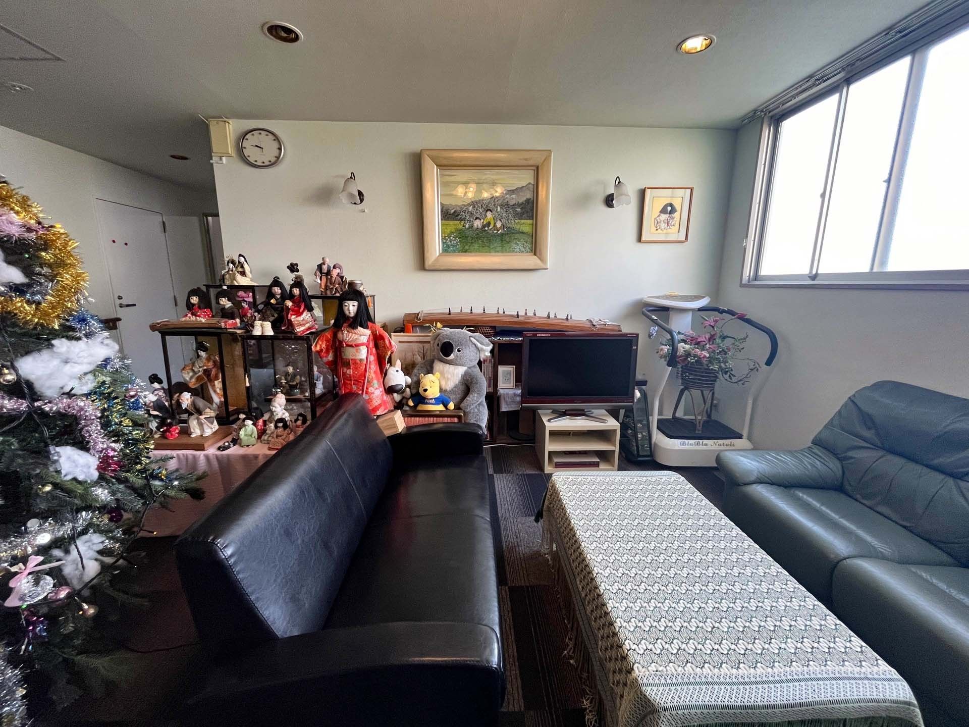 人形が並ぶくつろぎの部屋