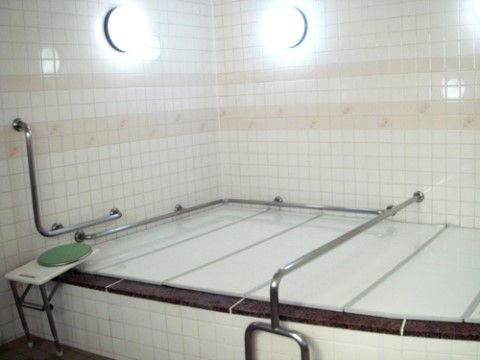 足を伸ばしてお湯に浸かることができる、大きな浴槽が設置された浴室