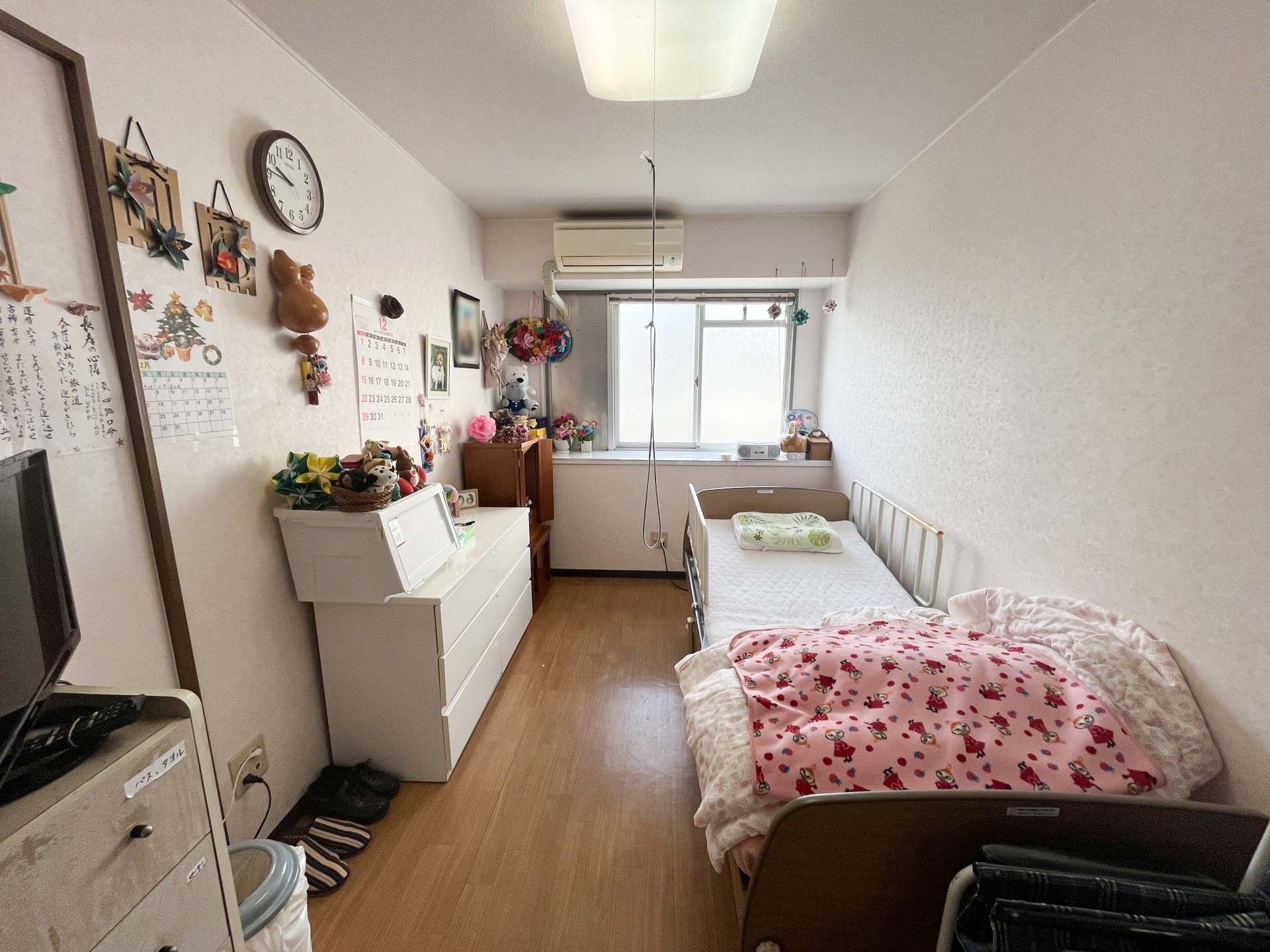 個室のベッドと家具