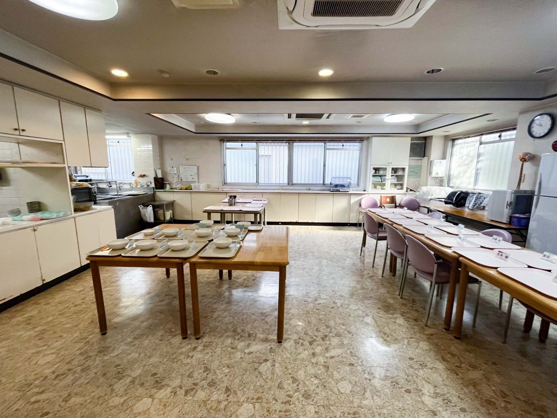 食器が並ぶ広い食事スペース