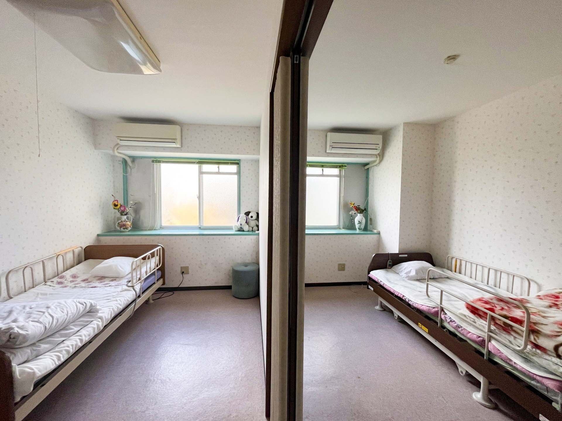 二つのベッドがある部屋