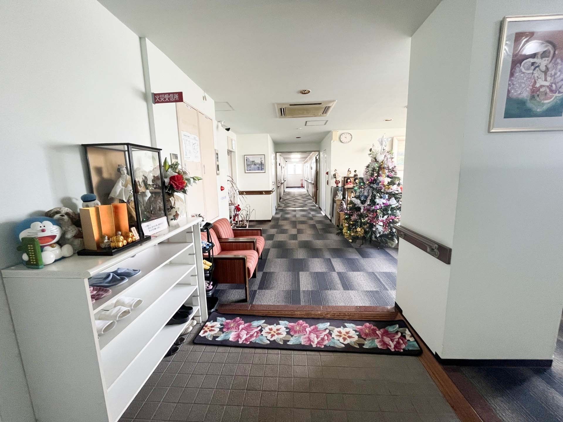 飾り棚と廊下の様子