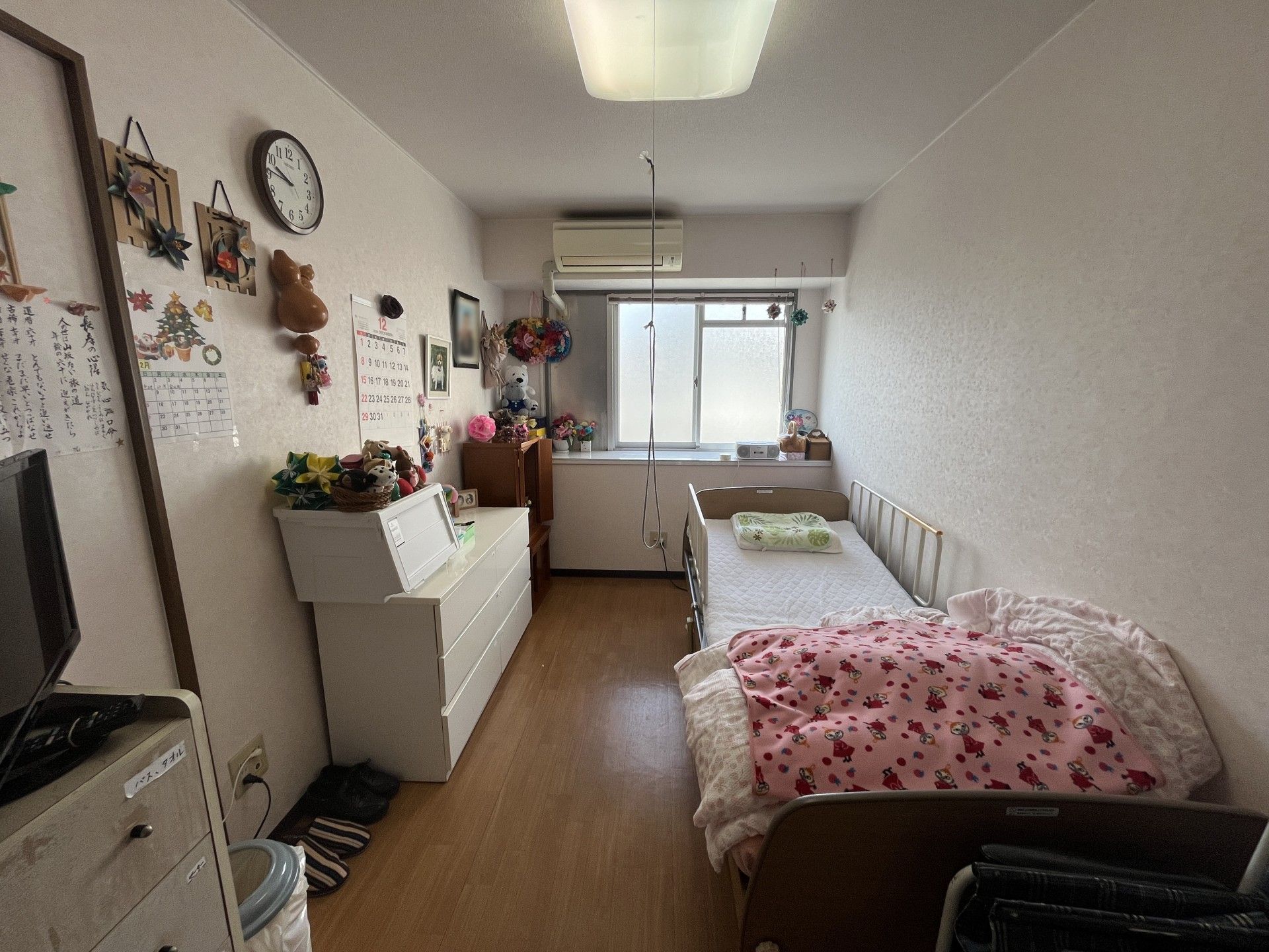 個室のベッドと家具