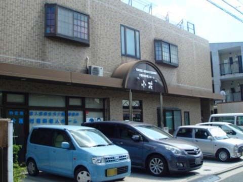 建物の前に数台分の車を駐車できるスペースを有している施設の外観