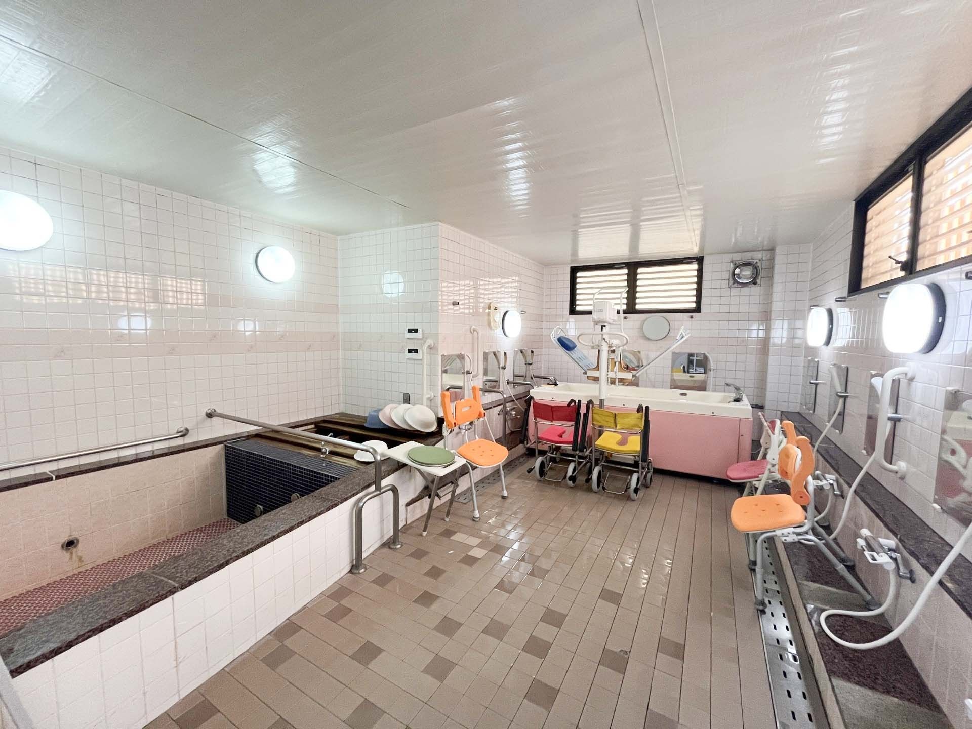 広々とした浴室