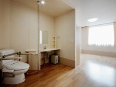 ひじ掛け付きの洋式トイレや広い洗面台を備えたプライベートスペース