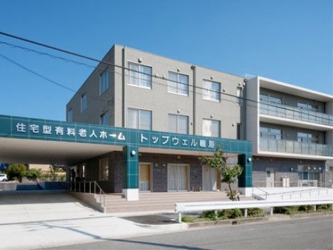 トップウェル鳴海の外観。病院のような外観の大きな施設