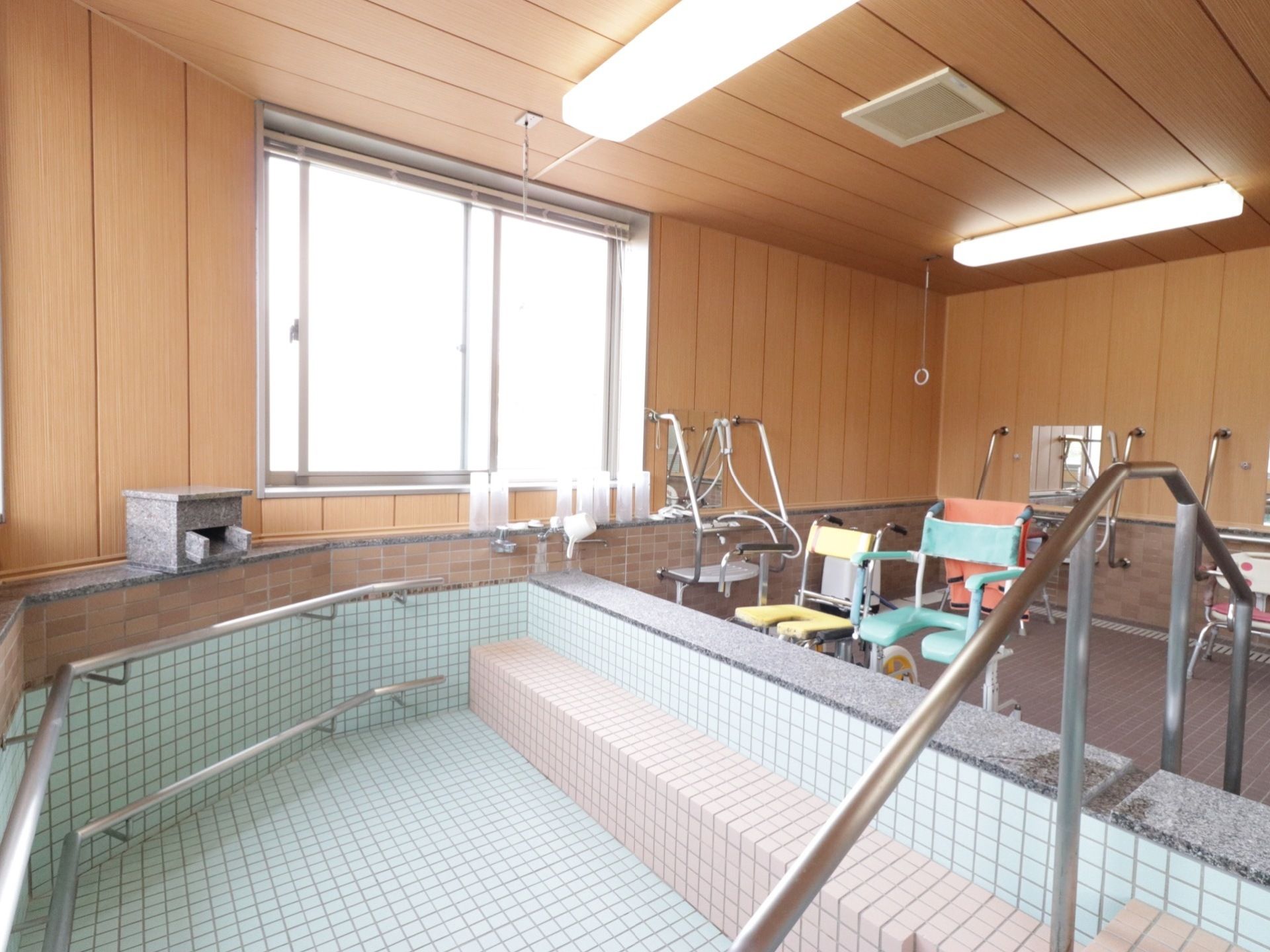 浴室には、複数人入ることのできる大きめの浴槽がある。浴槽内や洗面場に手すりがついている。シャワーチェアの用意もある。